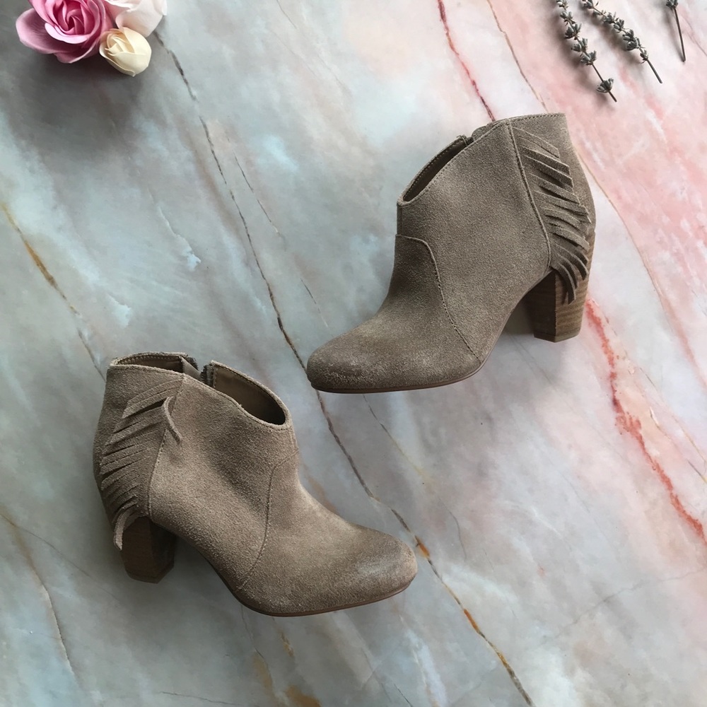 Tahari Camila suede taupe/tan booties S6